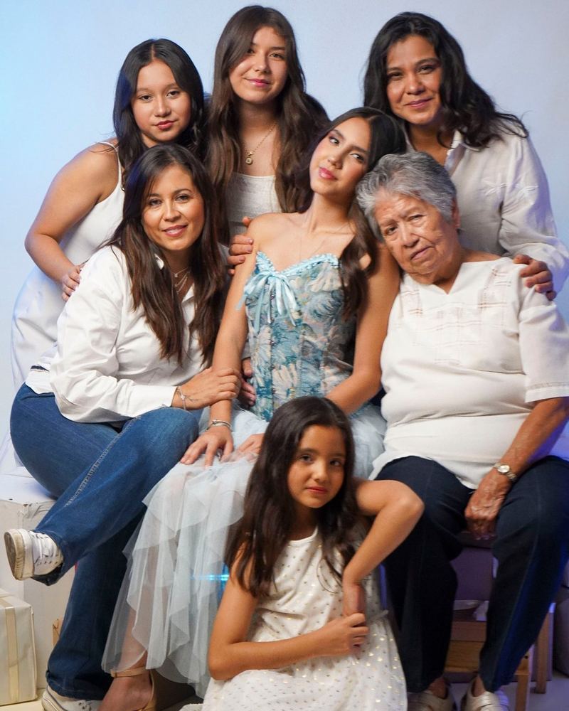 Quinceañera con su familia